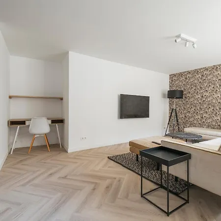 High-end Home, Near Center And Park * 루젠달